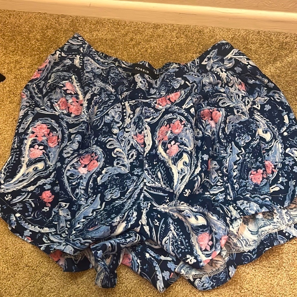 Paisley Torrid flowy shirts size 1